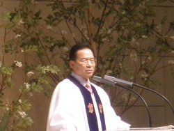 지용수목사, 섬김과 헌신의 리더십