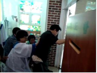 바지가 벗겨져도 교회당은 차지한다