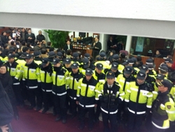 광성교회예배, 성령이 아니라 경찰이 지킨다.