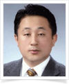 제자는 총장, 스승은 평교수