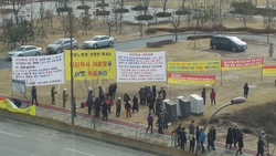 록원교회로 간 두바협, 매주마다 집회시위