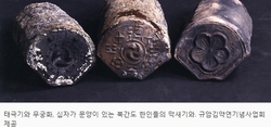 명동촌과 광화문의 십자가와 태극기