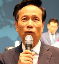 이단감별사들의 전쟁, 이인규 vs. 진용식