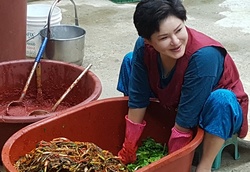 신현옥 목사, 성탄절 맞이해 사랑의 손길 전해.